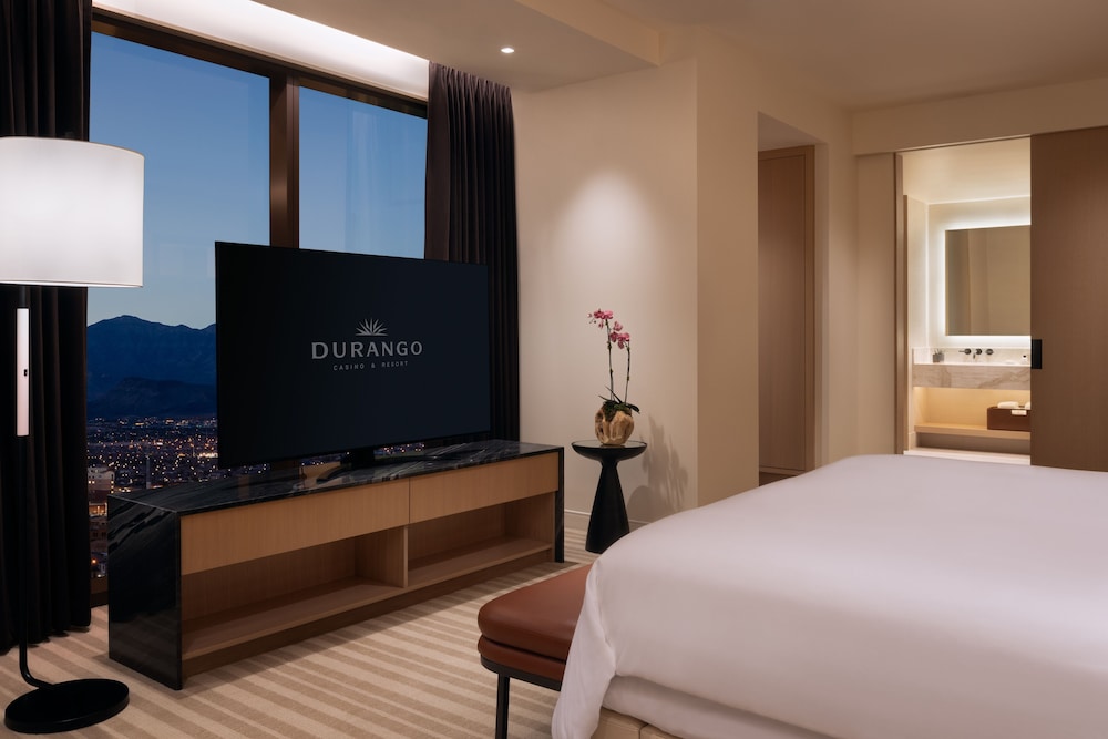 Parlor King Suite + Resort Two Queen — photo 3