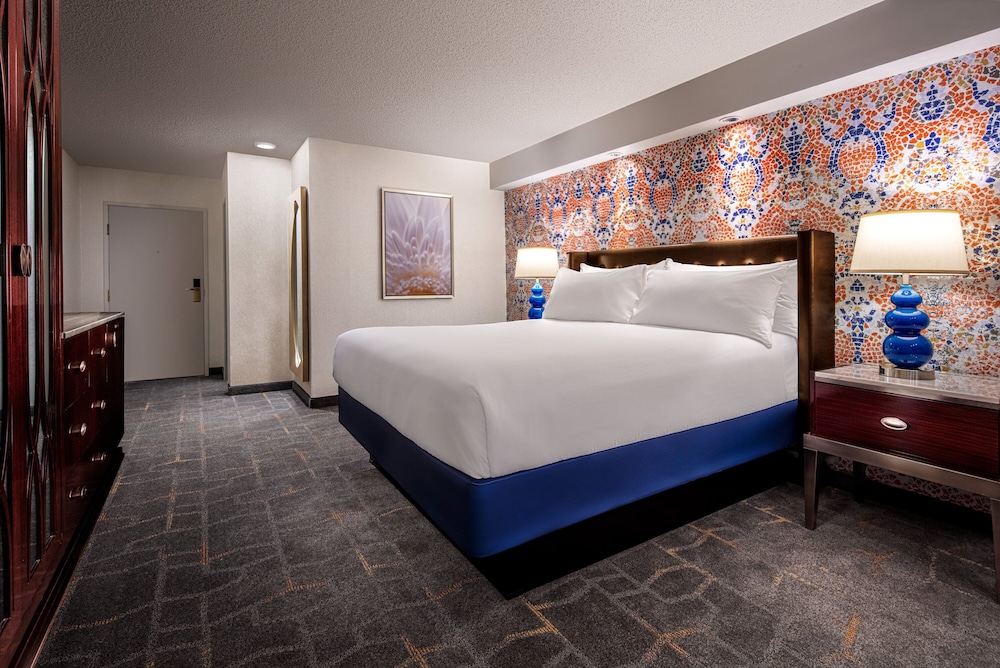 Pyramid Premier King Room — photo 2