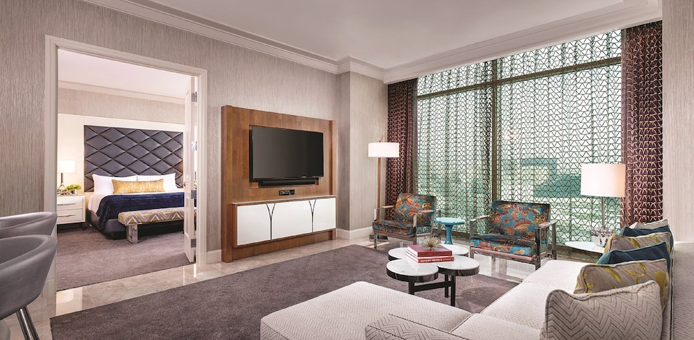 One Bedroom Penthouse Sky View Suite — photo 2