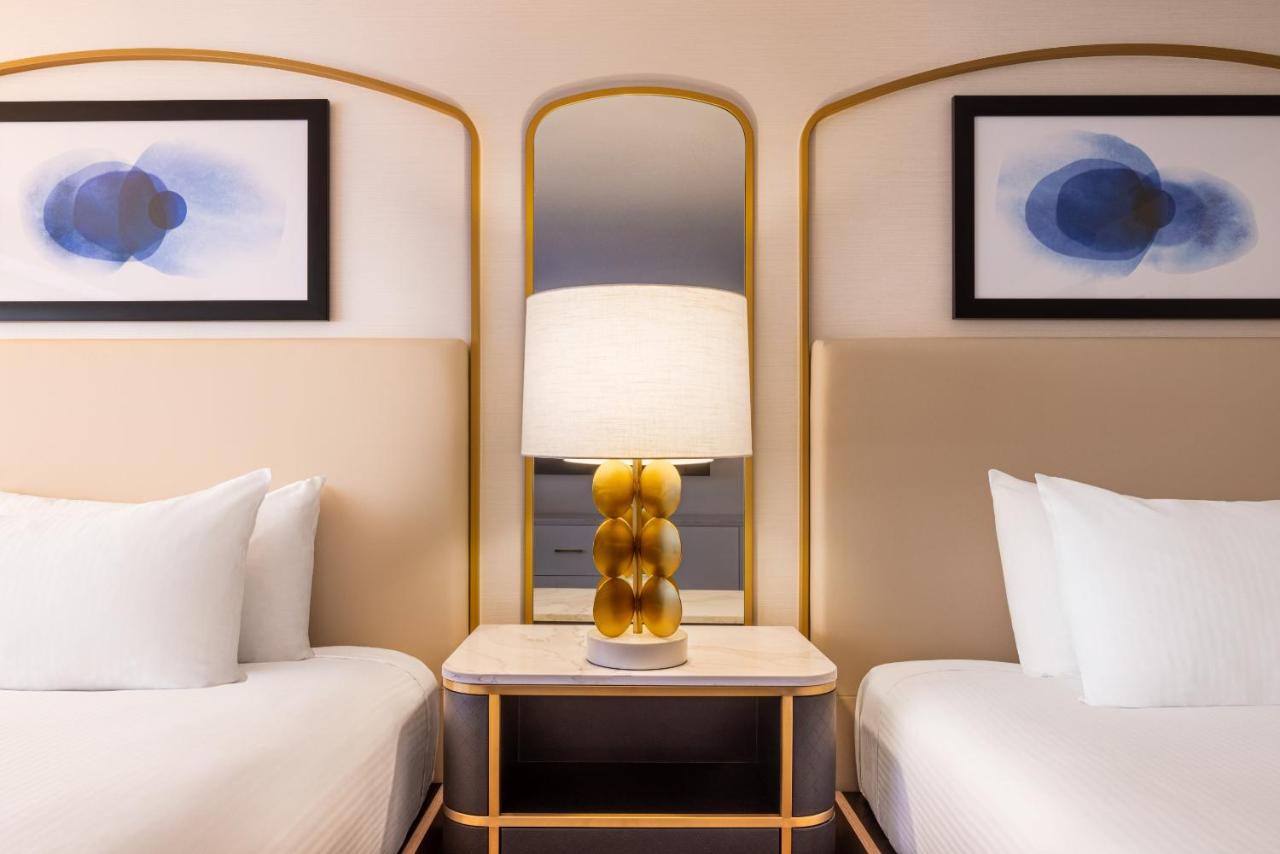 Versailles Room, 2 Queen Beds, Pool View — photo 3