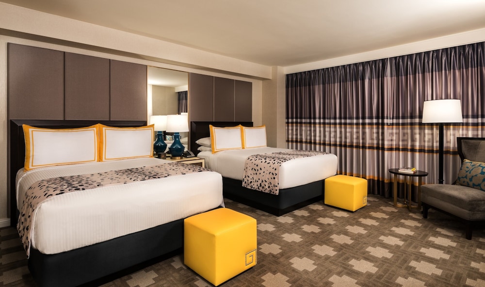 Julius Deluxe, 2 Queen, Non-Smoking,Roll-In Shower — photo 3