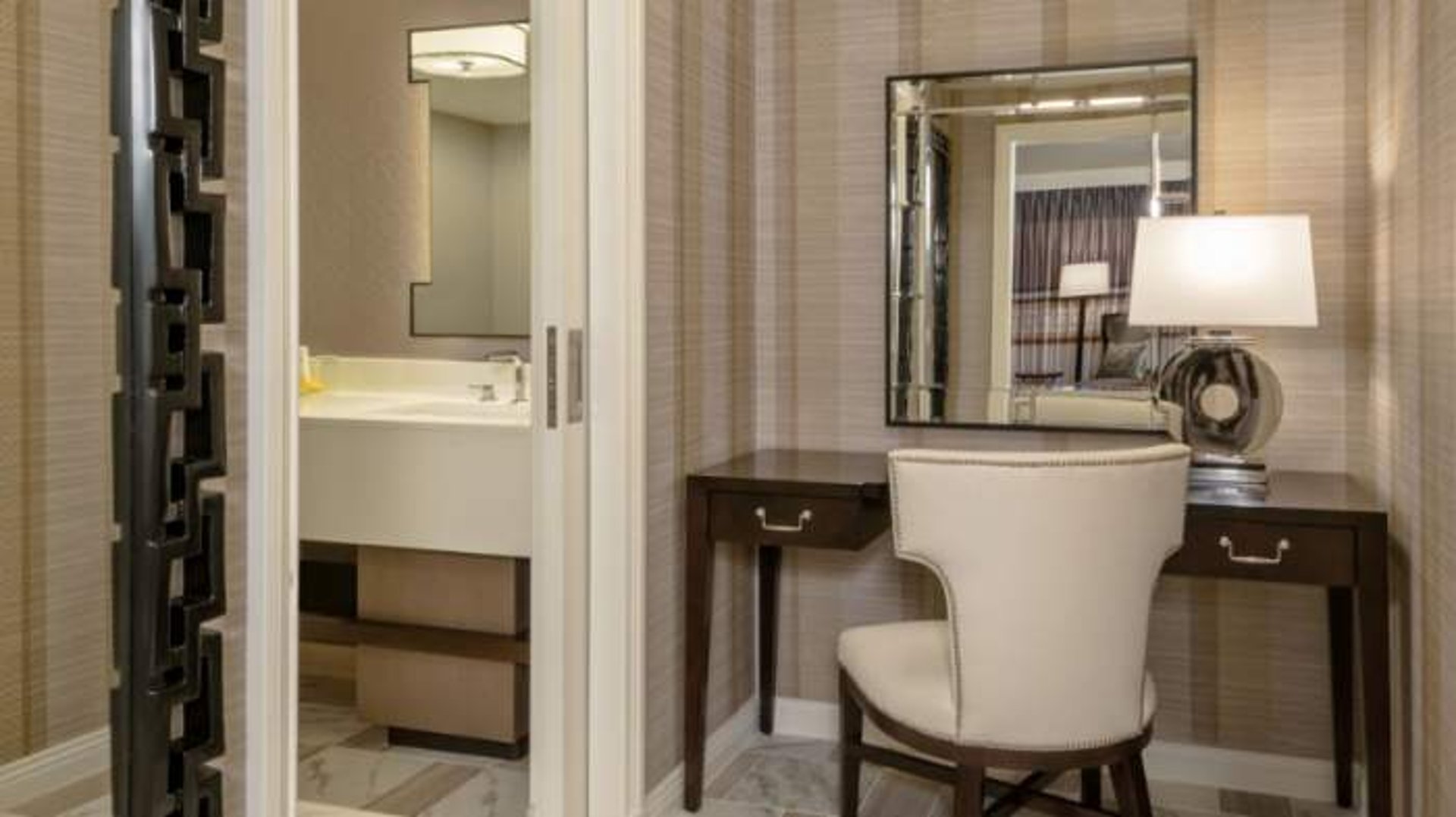 Julius Executive Suite, 1 King Bed — photo 3