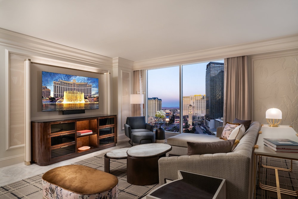 Remodeled Strip View Penthouse Suite — photo 2