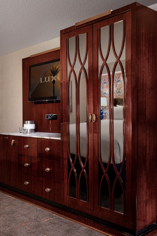 Pyramid Premier King Room — photo 3