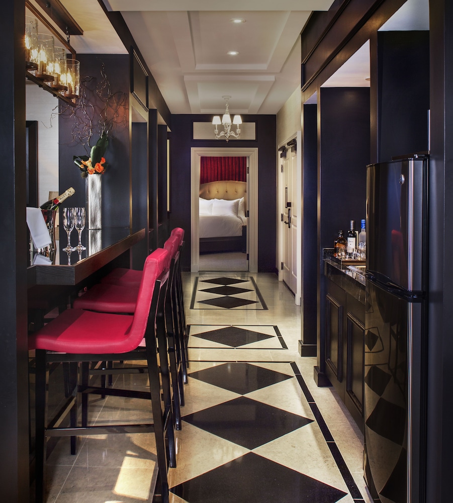 2 Rooms, Gallery Suite with King Bed + 1 King Bedroom — photo 3