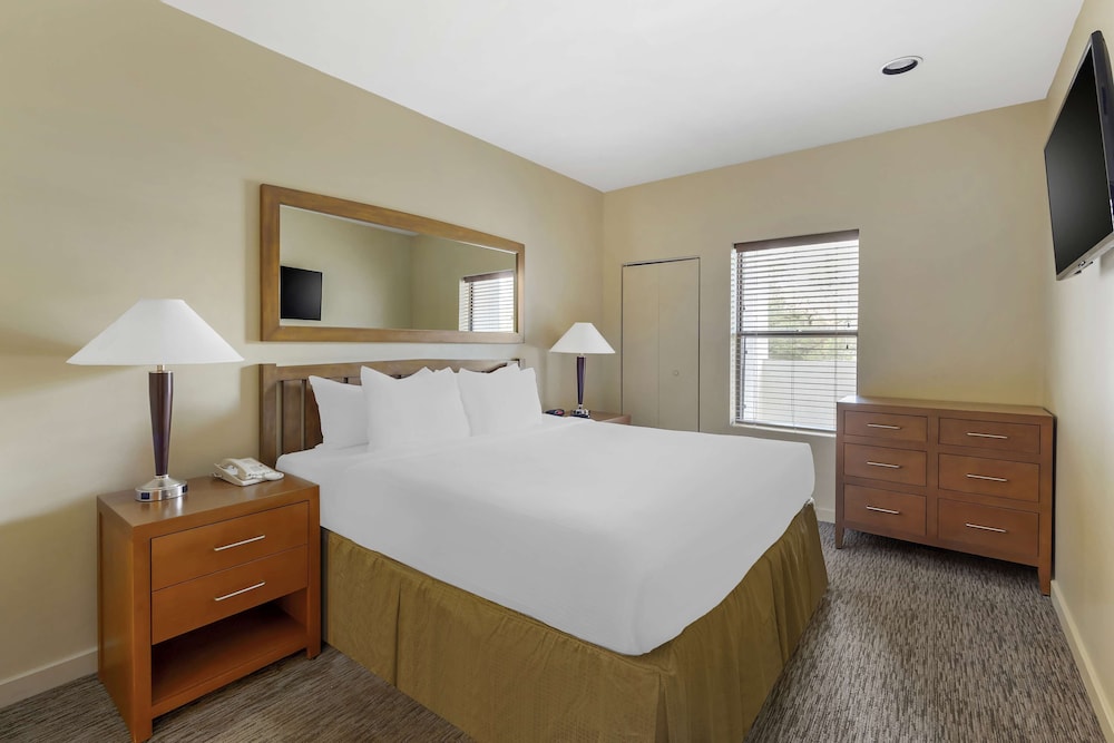 2 Bedroom 1 King 1 Queen or Two Twins Suite — photo 3