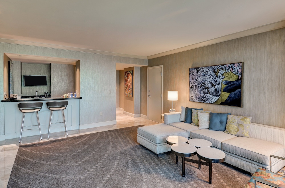 One Bedroom Penthouse Sky View Suite — photo 3