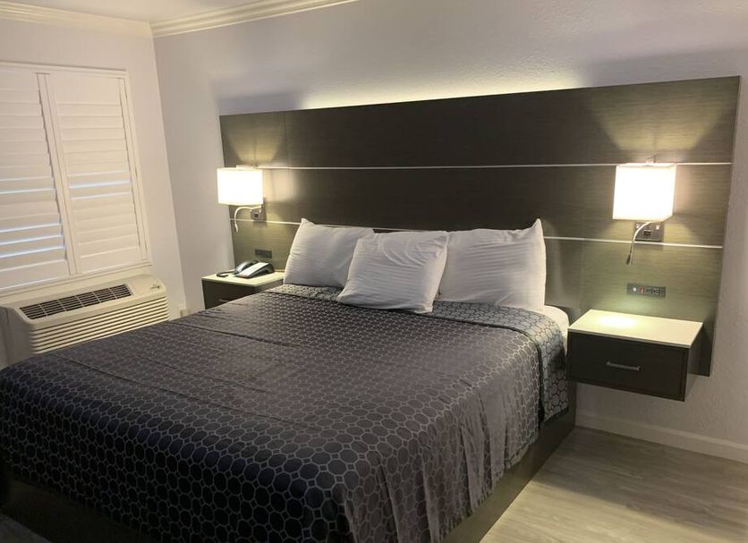 Price comparison at Mirage Inn & Suites