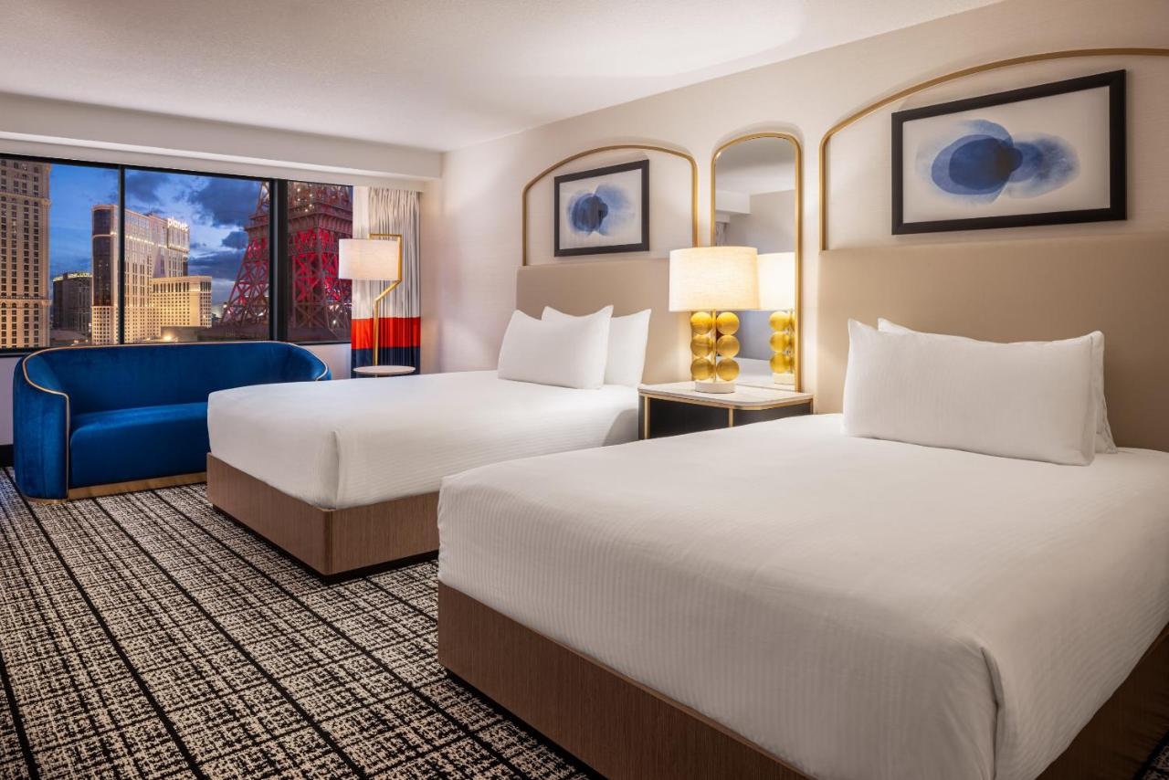 Versailles Room, 2 Queen Beds, Pool View — photo 2