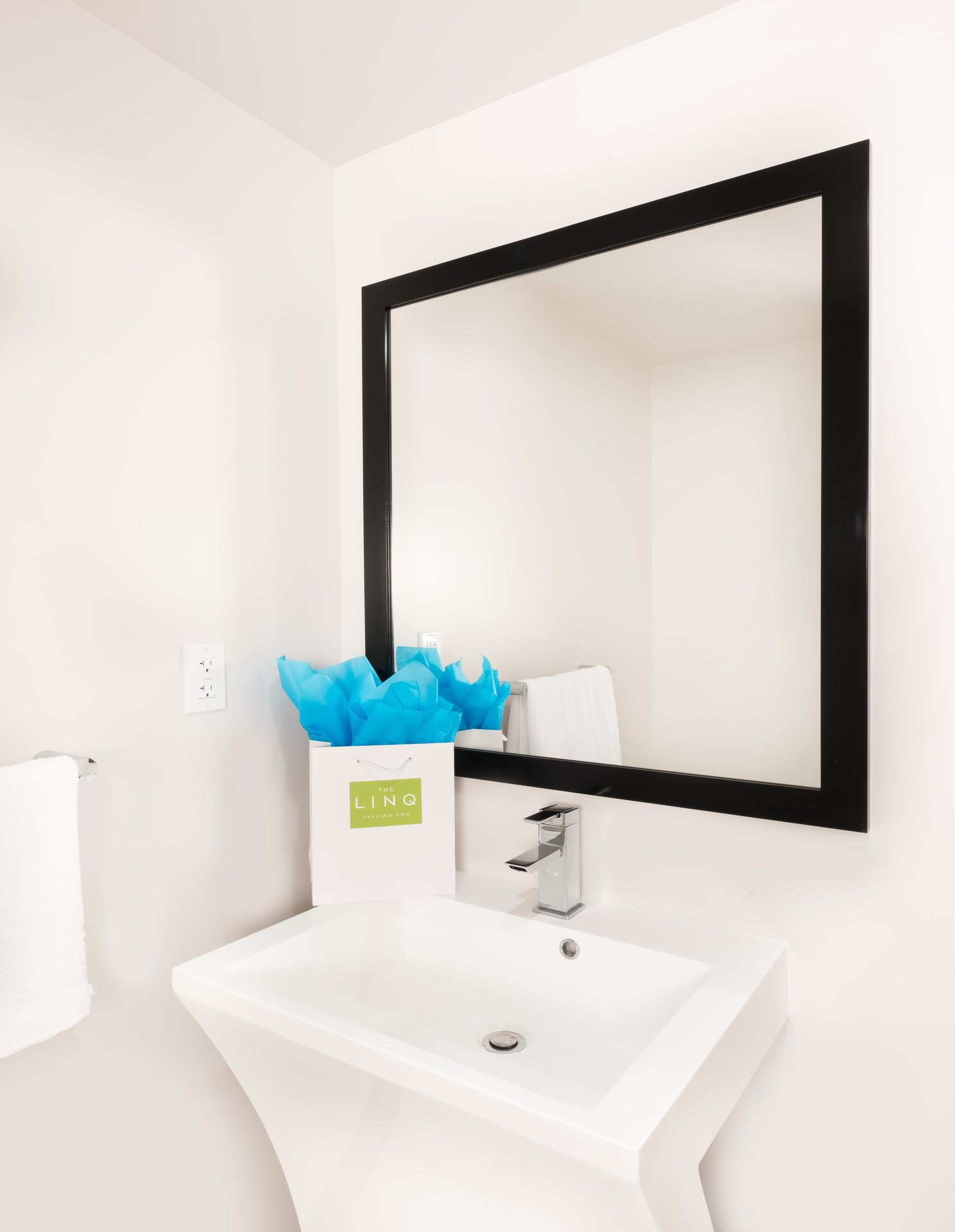 District 3 King Suite — photo 2