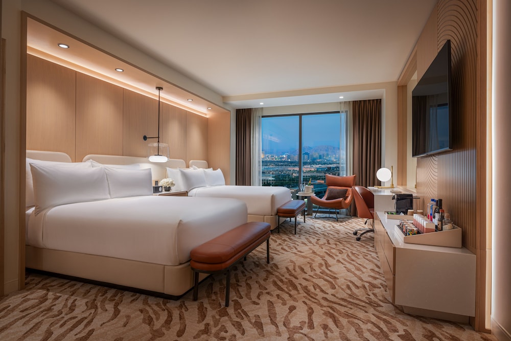 Parlor King Suite + Resort Two Queen — photo 2