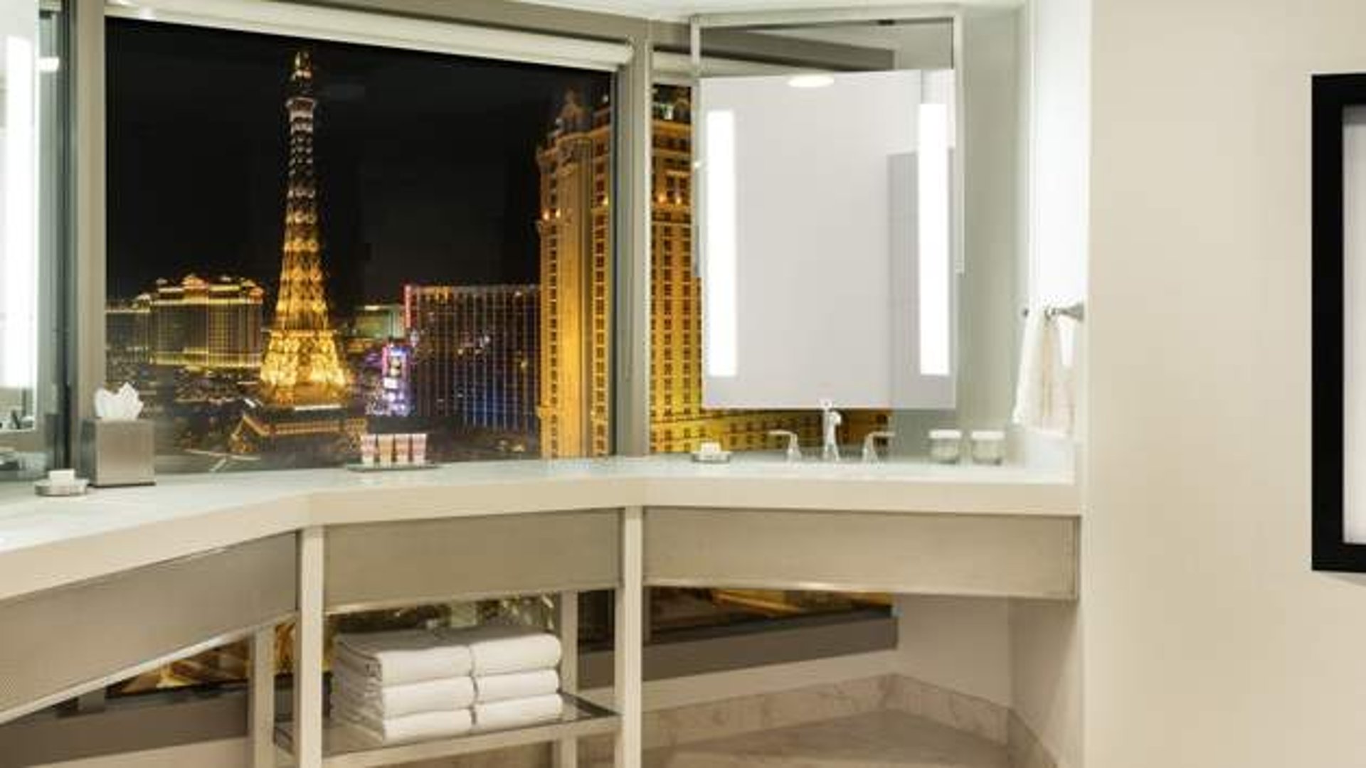 Ultra Hip Strip Suite, 1 King — photo 2