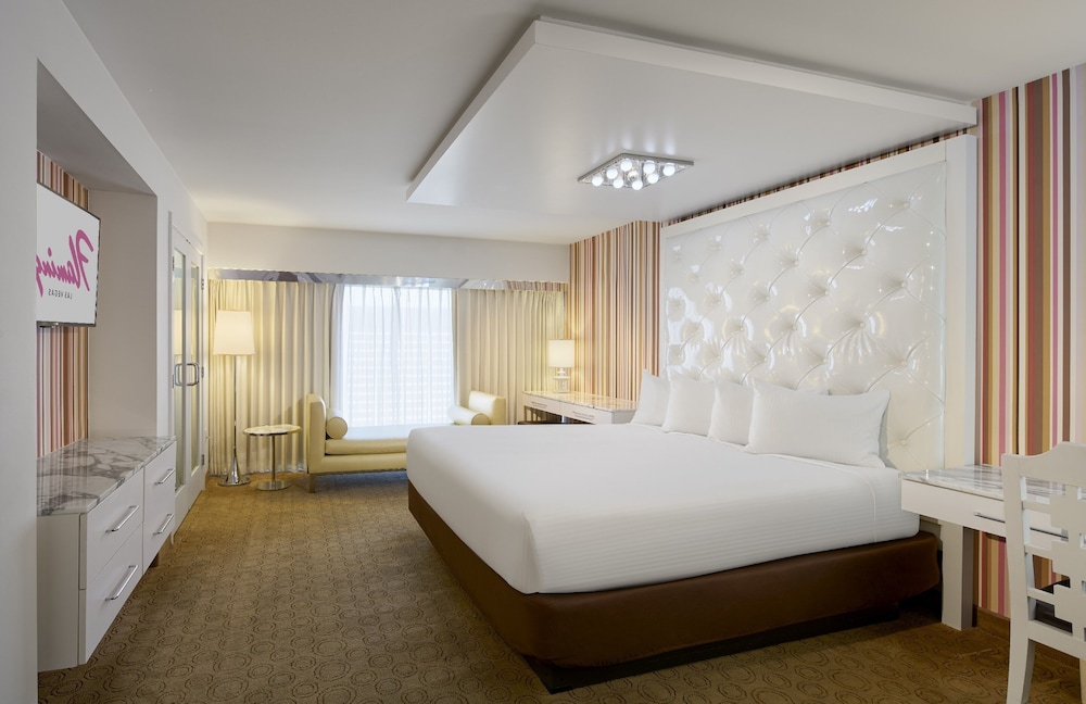 Go Deluxe Room, 1 King Bed, Non Smoking — photo 3