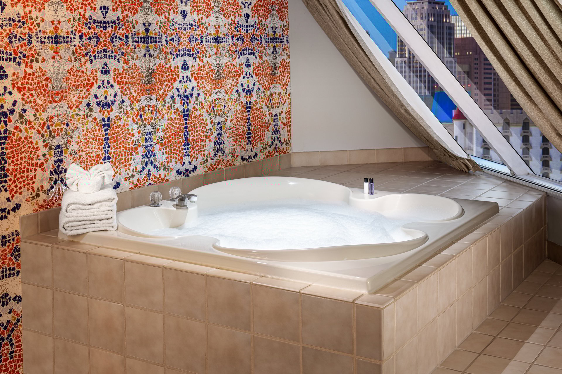 Pyramid Premier Two Queen Corner Suite — photo 3