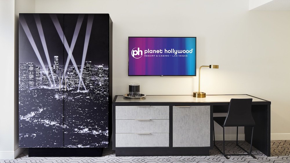 Ultra Hip Room, 1 King Bed, City View Non Smoking — photo 2