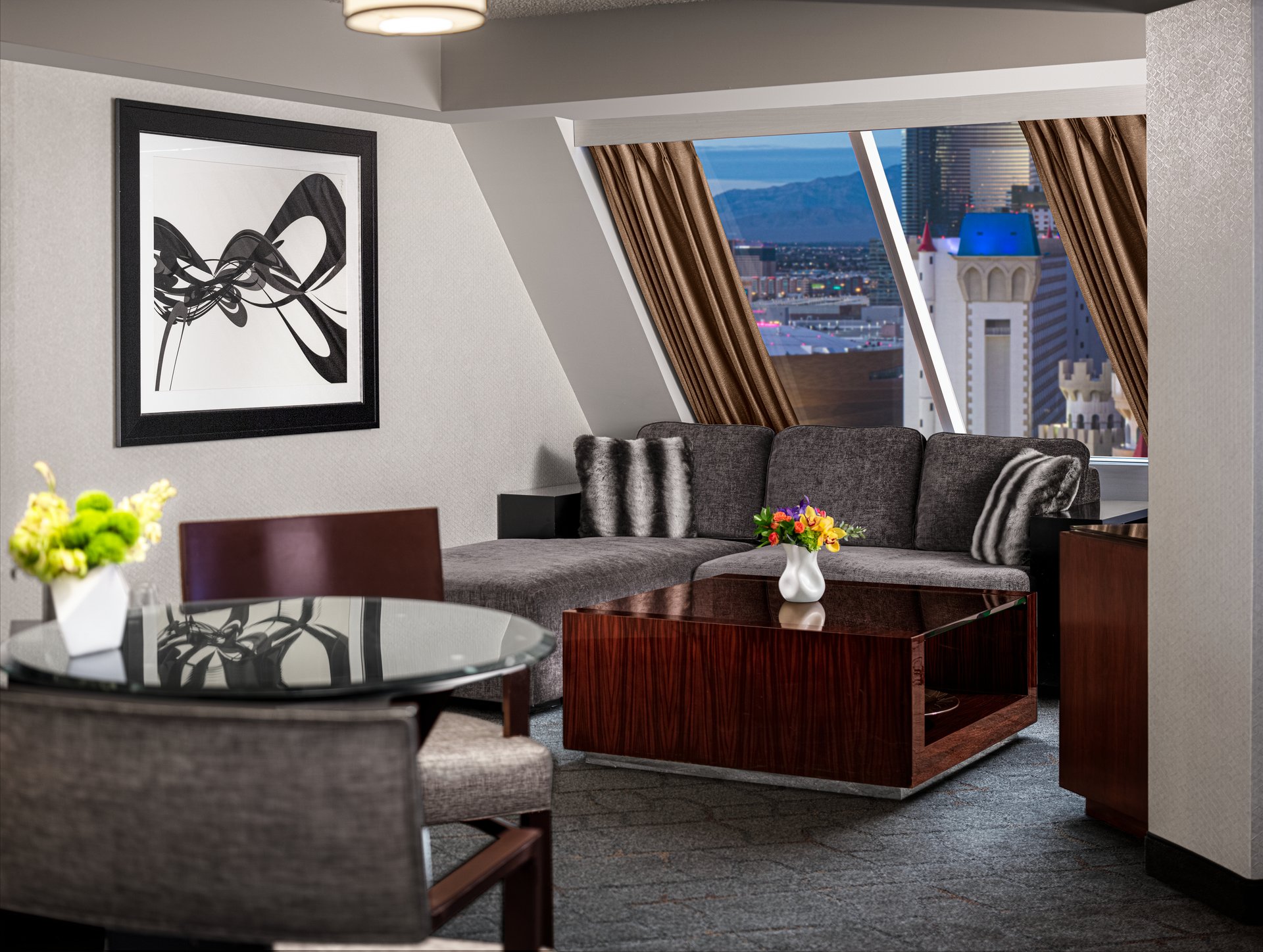 Pyramid Premier King Corner Suite — main photo